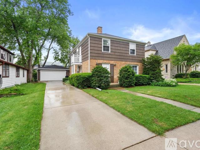2 BR, 1 BA Apartment 8811 West Hawthorne Avenue, Unit Lower Level, Wauwatosa, WI 53226