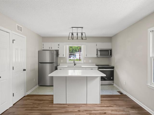 2 BR, 1 BA Apartment 800 Arlington St, Greensboro, NC 27406