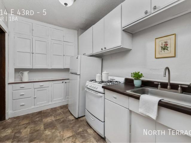 2 BR, 1 BA Apartment 814 E 43rd, Kansas City, MO 64110