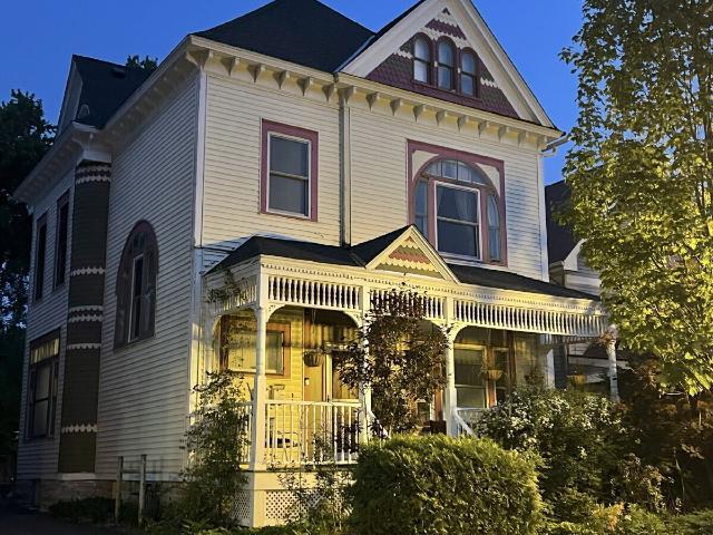 2 BR, 1 BA Apartment 826 Selby Avenue, Saint Paul, MN 55104