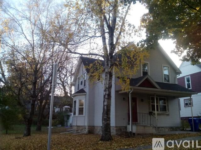 2 BR, 1 BA Apartment 839 East John Street, Unit 1, Appleton, WI 54911