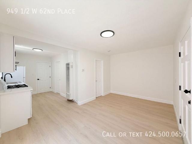 2 BR, 1 BA Apartment 949 1/2 W 62nd Place, Los Angeles, CA 90044