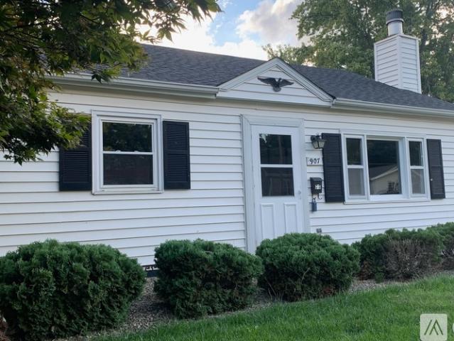 2 BR, 1 BA Apartment 907 East Emerson Street, Bloomington, IL 61701
