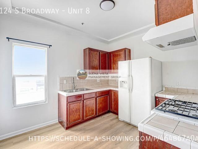 2 BR, 1 BA Apartment 9124 S Broadway, Los Angeles, CA 90003