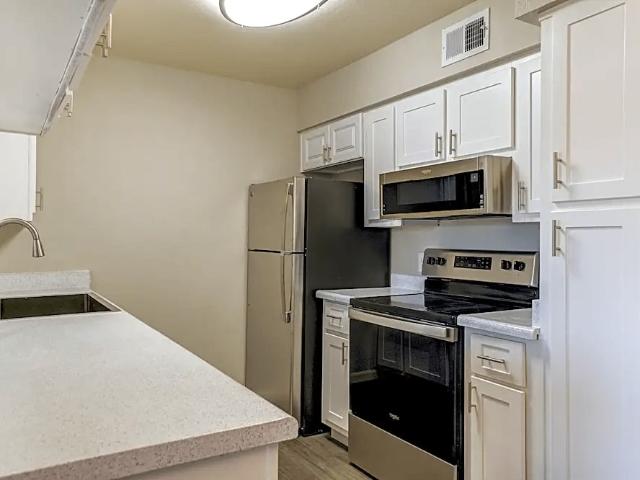 2 BR, 1 BA Apartment 915 N 52nd St Unit 2056, Phoenix, AZ 85008