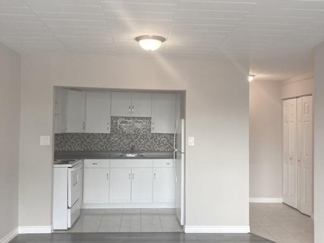 2 BR, 1 BA Apartment 928 Howard Ave Unit 6, Windsor, ON N9A 1S5
