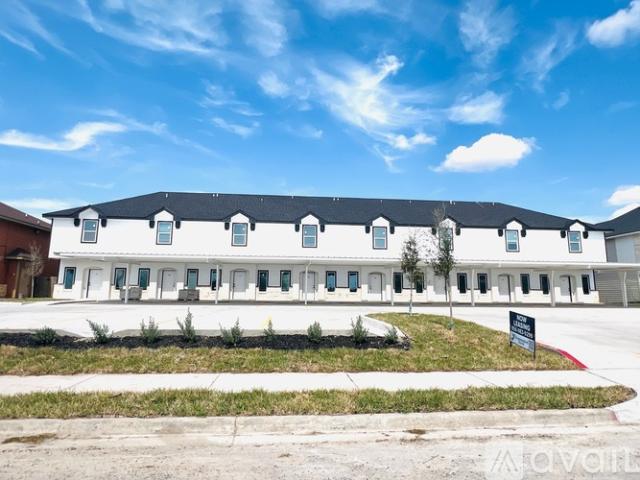 2 BR, 2.5 BA Apartment 1300 Humming Bird Court, Unit 16, Pharr, TX 78577