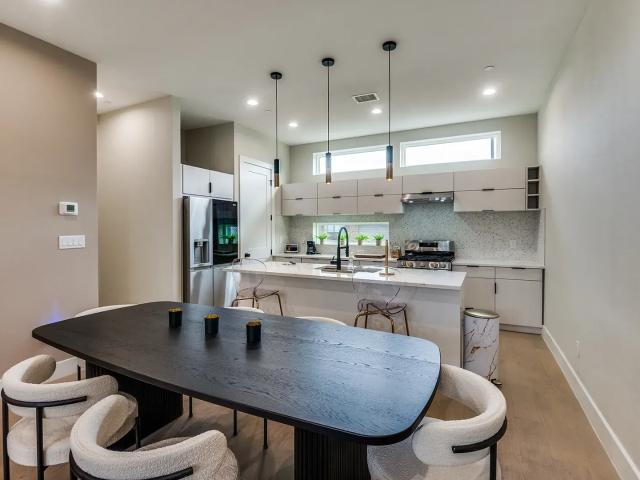 2 BR, 2.5 BA Apartment 145 N Henderson Ave, Dallas, TX 75214