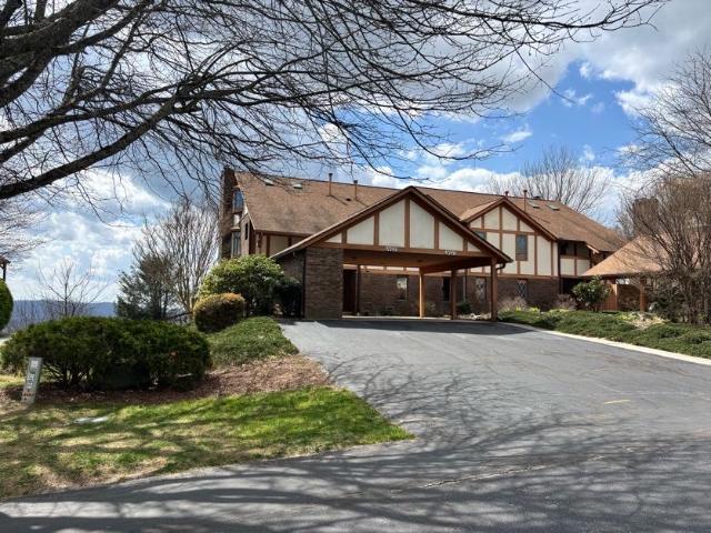 2 BR, 2.5 BA Apartment 1403 Fleetwood Plaza, Laurel Park, NC 28739