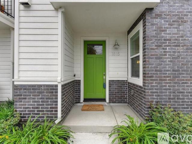 2 BR, 2.5 BA Apartment 1815 25th Street, Sacramento, CA 95816