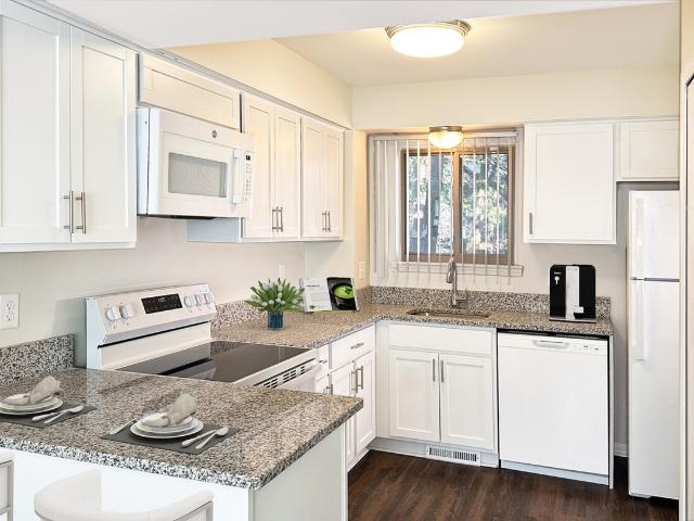 2 BR, 2.5 BA Apartment 29900 Franklin Rd Unit 3 38, Southfield, MI 48034