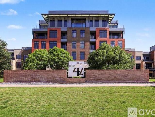 2 BR, 2.5 BA Apartment 321 Northeast 4th Street, Unit 32, Oklahoma City, OK 73104