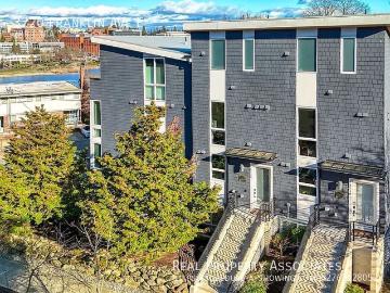 2 BR, 2.5 BA Apartment 3220 Franklin Ave E, Seattle, WA 98102