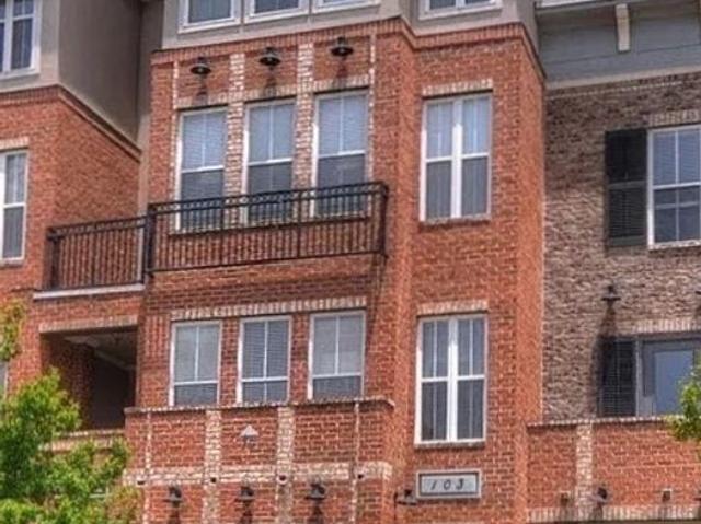 2 BR, 2.5 BA Apartment 70 W Carolina Ave, Memphis, TN 38103