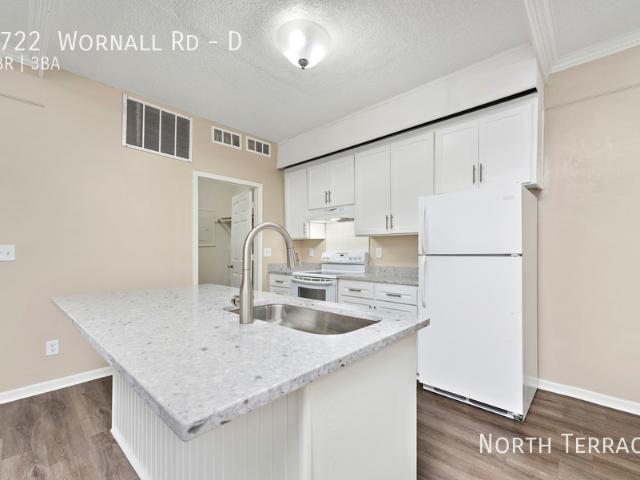 2 BR, 2.5 BA Apartment 9722 Wornall Rd, Kansas City, MO 64114