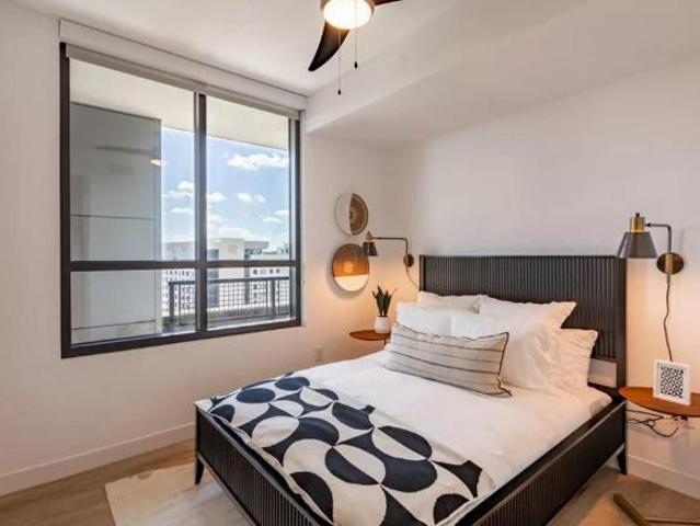 2 Br, 2 bath, Apartment 1018 W Peachtree St NW