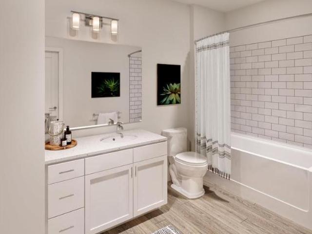 2 Br, 2 bath, Apartment 2000 Emblem Cir