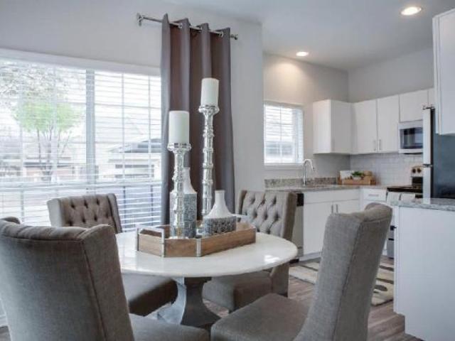 2 Br, 2 bath, Apartment 2940 W Royal Lane
