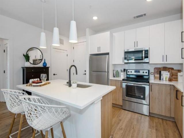 2 Br, 2 bath, Apartment 327 W Tremont Ave