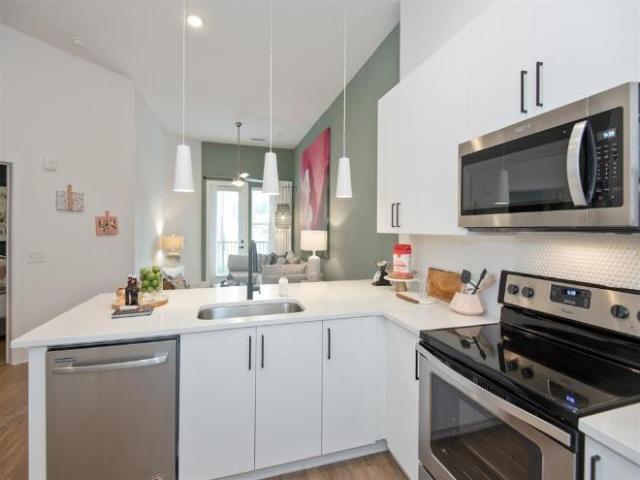 2 Br, 2 bath, Apartment 327 W Tremont Ave