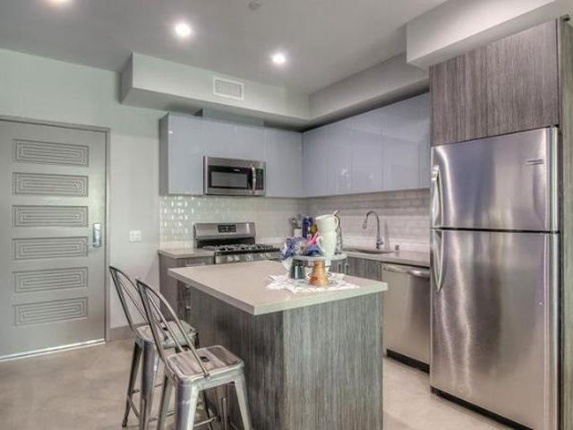 2 Br, 2 bath, Apartment 5100 Wilshire Blvd