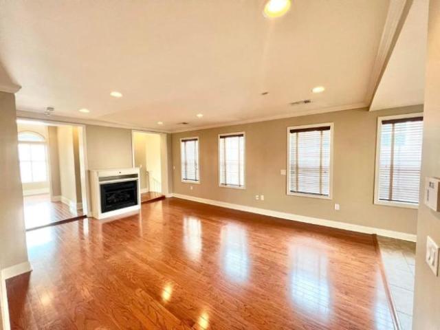 2 Br, 2 bath, Condo 115 6th St N