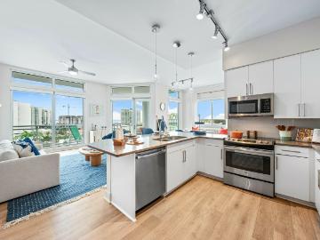 2 BR, 2 BA Apartment 1415 2nd St Unit 0911, Sarasota, FL 34236