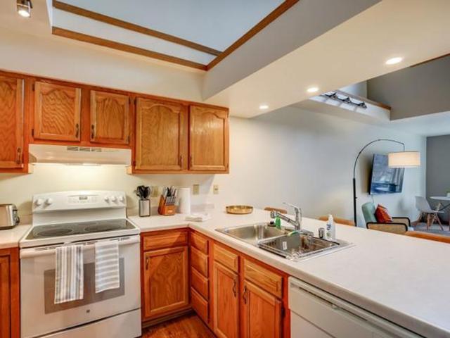 2 BR, 2 BA Apartment 1609 N. Thompson Dr Madison, WI 53704