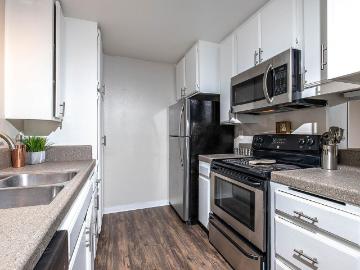 2 BR, 2 BA Apartment 1707 Essex Street Unit 37, San Diego, CA 92103