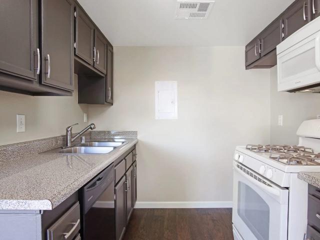 2 BR, 2 BA Apartment 17810 Superior Street Unit 201, Northridge, CA 91325