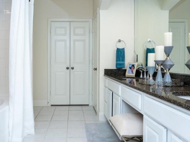2 BR, 2 BA Apartment 190 Bandera Ave, Dallas, TX 75225