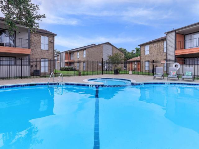 2 BR, 2 BA Apartment 100 Lakeview Dr Unit 1413, Clute, TX 77531