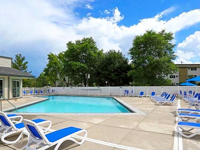 2 BR, 2 BA Apartment 1010 N Knollwood Drive Unit 2205 A, Schaumburg, IL 60194