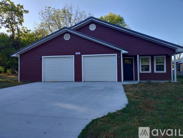 2 BR, 2 BA Apartment 1025 Wood St, Lebanon, MO 65536