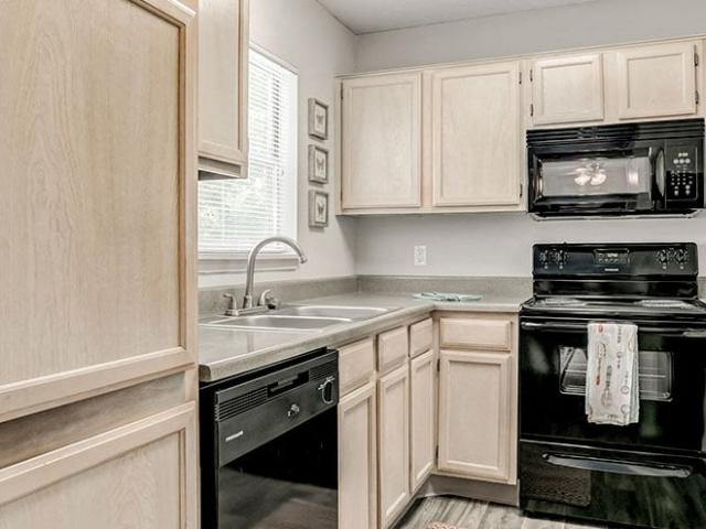 2 BR, 2 BA Apartment 10415 East 43rd Street Unit 2813, Kansas City, MO 64133