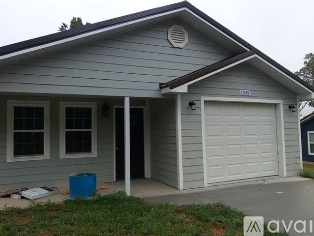 2 BR, 2 BA Apartment 1045 Wood St, Lebanon, MO 65536