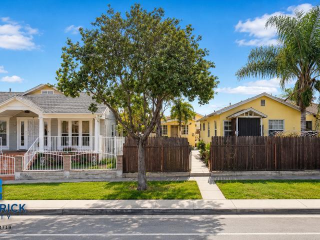 2 BR, 2 BA Apartment 10510 1/2 S Broadway, Los Angeles, CA 90003