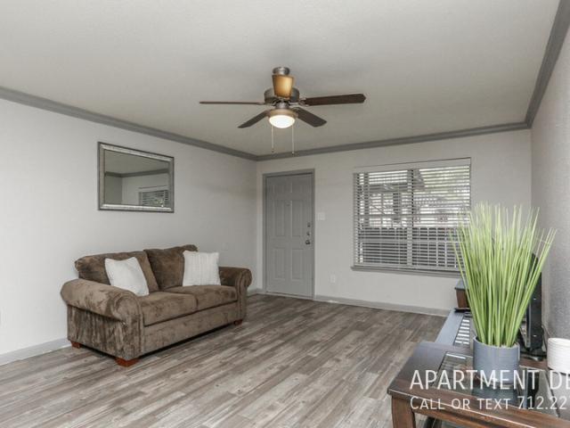 2 BR, 2 BA Apartment 10621 Meadowglen LnÂ, Houston, TX 77042