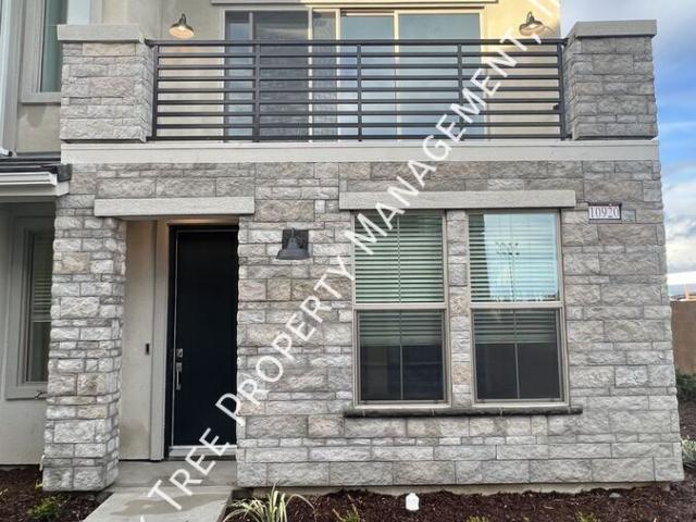 2 BR, 2 BA Apartment 10920 N. Honeysuckle Drive, Fresno, CA 93730