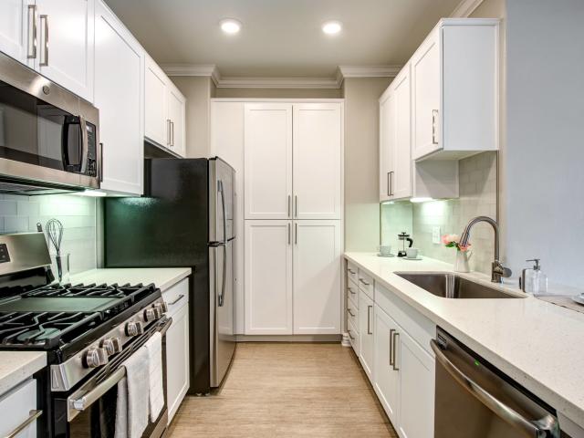 2 BR, 2 BA Apartment 11201 Otsego Street Unit 324, North Hollywood, CA 91601
