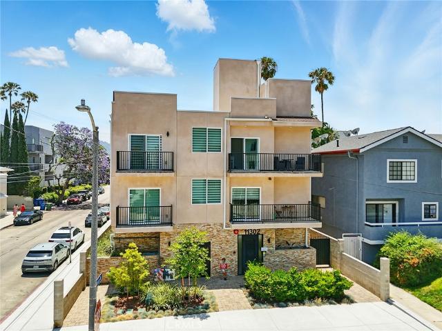 2 BR, 2 BA Apartment 11302 Morrison Street, North Hollywood, CA 91601