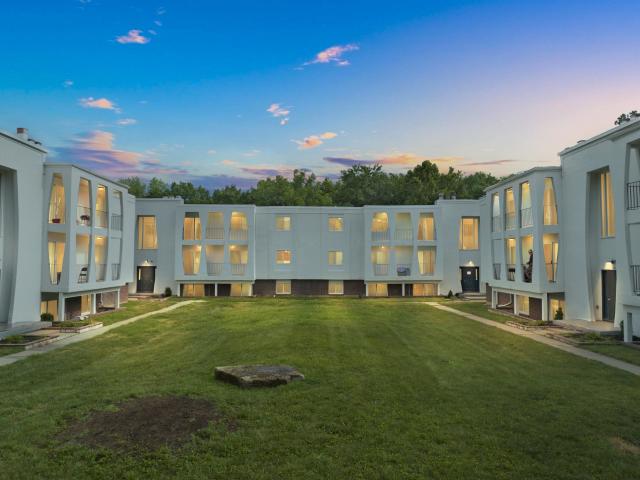 2 BR, 2 BA Apartment 114 103rd St Unit 104 23, Kansas City, MO 64114