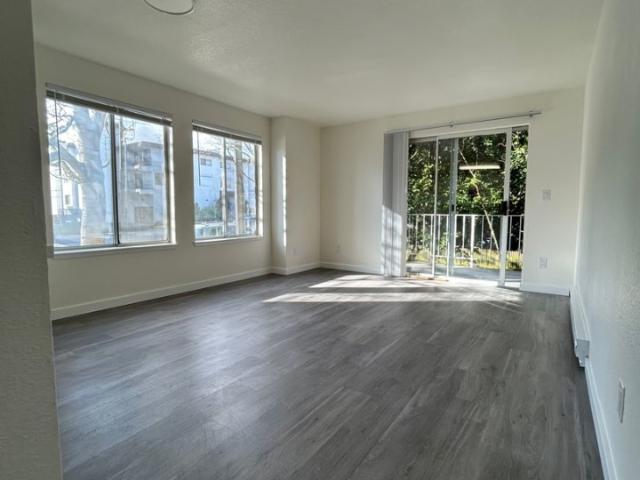 2 BR, 2 BA Apartment 11740 Greenwood Avenue North #109 Unit 101, Seattle, WA 98133