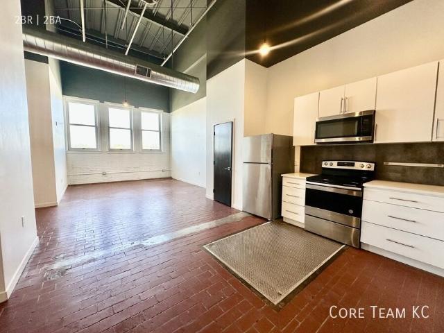2 BR, 2 BA Apartment 1180 E. 30th St Kansas City, MO 64109