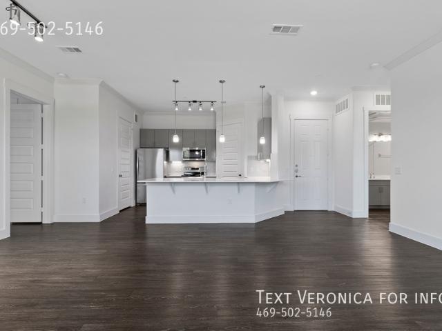 2 BR, 2 BA Apartment 12000 S Interstate 35 Frontage Rd, Austin, TX 78747