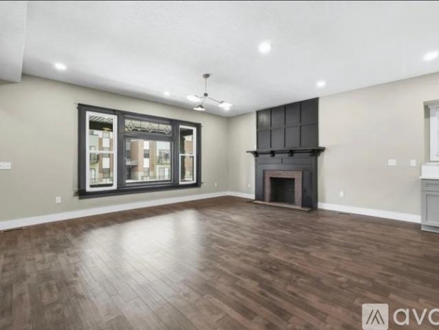 2 BR, 2 BA Apartment 1220 Fairfield Avenue, Unit A, Fort Wayne, IN 46802