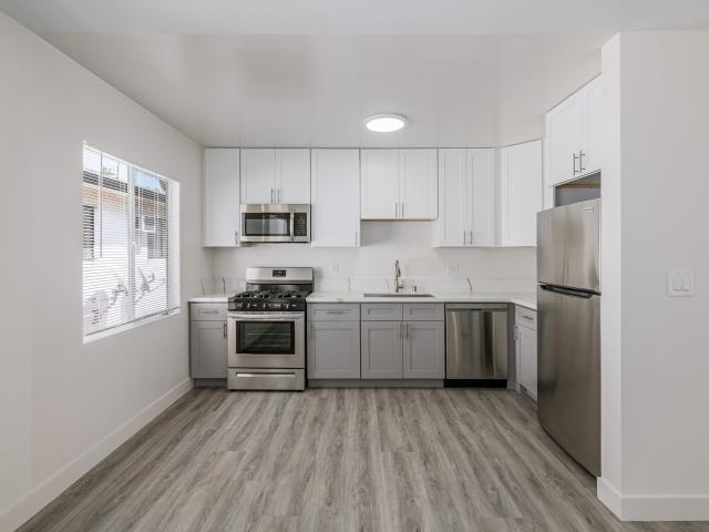 2 BR, 2 BA Apartment 1339 S Odgen Drive, Los Angeles, CA 90019