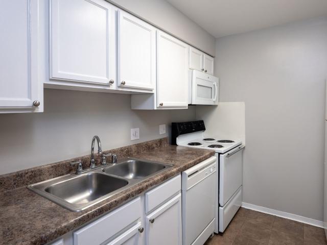 2 BR, 2 BA Apartment 1380 E Hyde Park Blvd Unit 717, Chicago, IL 60615