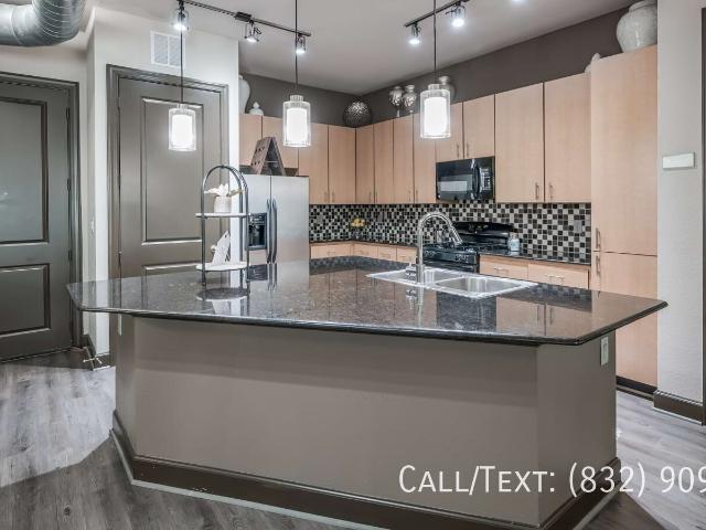 2 BR, 2 BA Apartment 1 Waterway Ave, The Woodlands, TX 77380