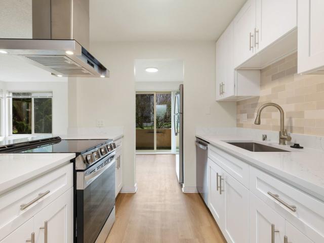 2 BR, 2 BA Apartment 2410 West Manor Place Unit 401, Seattle, WA 98199